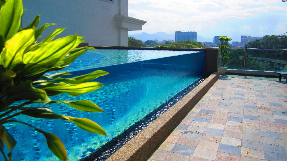 你們亞克力泳池板材用的原料是璐彩特的嗎？