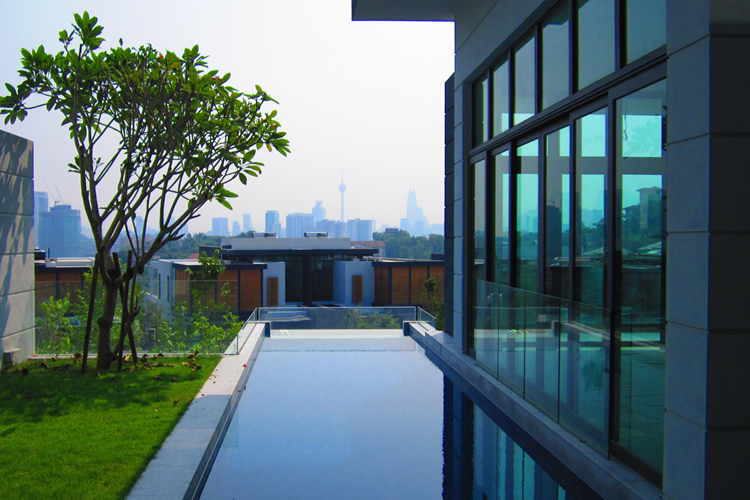 亞克力泳池生產(chǎn)廠家定制免費設計瑞地格樂亞克力無邊透明空中懸空泳池