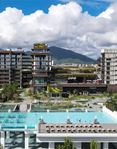 瑞地格樂(lè):亞克力透明空中游泳池-三亞陽(yáng)光壹酒店案例