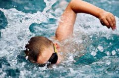 冬季游泳，一種新的健身方式