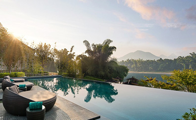 江水相陪，夕陽(yáng)相伴——無(wú)邊游泳池