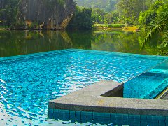 瑞地格樂(lè)帶您了解亞克力戶外游泳池